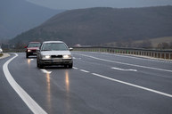 Zväčšiť fotografiu - Medzi hradišťom a partizánskym sa motoristi tešia z vynoveného úseku cesty - 20201207_PE_034w