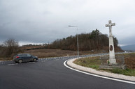 Zväčšiť fotografiu - Medzi hradišťom a partizánskym sa motoristi tešia z vynoveného úseku cesty - 20201207_PE_036w