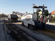 Zväčšiť fotografiu - Medzi hradišťom a partizánskym sa motoristi tešia z vynoveného úseku cesty - frezovanie - lokalne výmeny 24.9.2020