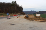Zväčšiť fotografiu - Medzi hradišťom a partizánskym sa motoristi tešia z vynoveného úseku cesty - november 2019 Skacany