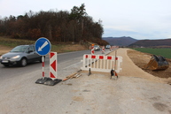 Zväčšiť fotografiu - Medzi hradišťom a partizánskym sa motoristi tešia z vynoveného úseku cesty - november 2019 Skacany 3
