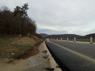 Zväčšiť fotografiu - Medzi hradišťom a partizánskym sa motoristi tešia z vynoveného úseku cesty - november 2019 Skacany 4