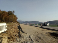 Zväčšiť fotografiu - Medzi hradišťom a partizánskym sa motoristi tešia z vynoveného úseku cesty - oktober 2019 Skacany