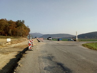 Zväčšiť fotografiu - Medzi hradišťom a partizánskym sa motoristi tešia z vynoveného úseku cesty - oktober 2019 Skacany 2