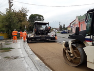 Zväčšiť fotografiu - Medzi hradišťom a partizánskym sa motoristi tešia z vynoveného úseku cesty - pokládka CBGM 24.9