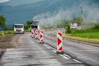 Zväčšiť fotografiu - Motoristi sa dočkali, zhotoviteľ naplno spustil práce na rekonštrukcii panelky - TSK_panelka_klepanie_mini (36 of 56)