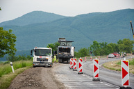 Zväčšiť fotografiu - Motoristi sa dočkali, zhotoviteľ naplno spustil práce na rekonštrukcii panelky - TSK_panelka_klepanie_mini (37 of 56)