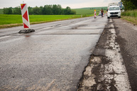 Zväčšiť fotografiu - Motoristi sa dočkali, zhotoviteľ naplno spustil práce na rekonštrukcii panelky - TSK_panelka_klepanie_mini (54 of 56)