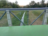 Zväčšiť fotografiu - Na cyklotrase medzi trenčínom a nemšovou pribudli nálepky proti nárazom vtákov - 11