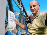 Zväčšiť fotografiu - Na cyklotrase medzi trenčínom a nemšovou pribudli nálepky proti nárazom vtákov - 2
