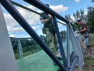 Zväčšiť fotografiu - Na cyklotrase medzi trenčínom a nemšovou pribudli nálepky proti nárazom vtákov - 6