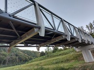 Zväčšiť fotografiu - Na cyklotrase medzi trenčínom a nemšovou pribudli nálepky proti nárazom vtákov - 8