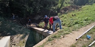 Na cyklotrase v rámci cezhraničného projektu na bicykli po stopách histórie sa pripravuje montáž lávok - IMG_20190911_133337