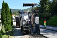 Zväčšiť fotografiu - Obyvatelia obcí veľký klíž a ješkova ves sa tešia z novo zrekonštruovanej cesty.