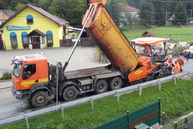 Zväčšiť fotografiu - Obyvatelia obcí veľký klíž a ješkova ves sa tešia z novo zrekonštruovanej cesty.