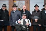 Zväčšiť fotografiu - Obyvatelia obcí veľký klíž a ješkova ves sa tešia z novo zrekonštruovanej cesty.