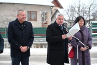 Zväčšiť fotografiu - Obyvatelia obcí veľký klíž a ješkova ves sa tešia z novo zrekonštruovanej cesty.