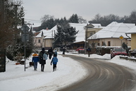 Zväčšiť fotografiu - Obyvatelia obcí veľký klíž a ješkova ves sa tešia z novo zrekonštruovanej cesty.