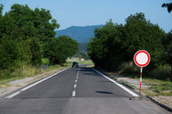Zväčšiť fotografiu - Poddolované územie v koši pomaličky ožíva - 20230703_Kos_cesta_003w