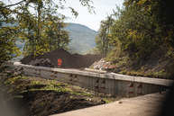 Zväčšiť fotografiu - Pokračujú práce na najnáročnejšej etape cesty z veľkých uheriec do skýcova - TSK_KD Skýcov_mini-15