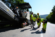 Práce odštartovali už aj na ďalších dvoch frekventovaných úsekoch ciest v trenčianskom kraji, na ktoré župa získala financie z eurofondov - 20190815_TSK_NM_MY_cesta_018w