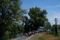 Zväčšiť fotografiu - Prejazd jazerami i po výnimočne dlhom gabiónovom múre, taký je nový úsek vážskej cyklomagistrály