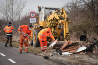 Zväčšiť fotografiu - Pri výstavbe cyklotrás župa rieši aj dlhoročný problém – skládky odpadu - TSK_SC_čistenie skládky_web-16
