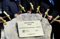 Zväčšiť fotografiu - Priority vlády vo výstavbe cestnej infraštruktúry sú pre trenčiansku župu sklamaním - zakladny kamen stavby R2