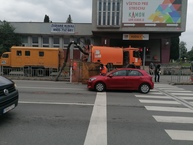 Zväčšiť fotografiu - Správa ciest tsk vyčistila dažďový vpust na hlavnej križovatke v považskej bystrici - IMG_20200930_164454