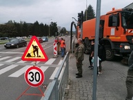 Zväčšiť fotografiu - Správa ciest tsk vyčistila dažďový vpust na hlavnej križovatke v považskej bystrici - IMG_20200930_164711