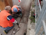 Zväčšiť fotografiu - Správa ciest tsk vyčistila dažďový vpust na hlavnej križovatke v považskej bystrici - IMG_20200930_164758