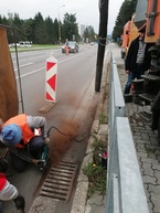 Zväčšiť fotografiu - Správa ciest tsk vyčistila dažďový vpust na hlavnej križovatke v považskej bystrici - IMG_20200930_164803