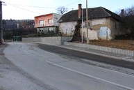 V  hrabovke odstránili problematický cestný úsek, vybudovali nový chodník a priechod - IMG_1554
