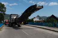 Zväčšiť fotografiu - V trenčianskom kraji sa opraví 42 úsekov ciest za rekordne krátky čas - 20200807_DOMANIZA_010w