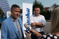 Zväčšiť fotografiu - V trenčianskom kraji sa opraví 42 úsekov ciest za rekordne krátky čas - 20200807_DOMANIZA_027w
