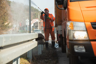 Zväčšiť fotografiu - Veľké jarné upratovanie ciest postupne začína - TSK_Cestmajsterstvo Partizánske_čistenie_mini-6