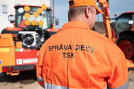 Zväčšiť fotografiu - Viac ako 100 kusov techniky a 246 ľudí sa bude starať o zjazdnosť krajských ciest počas zimného obdobia