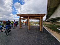Zväčšiť fotografiu - Výstavba ďalšieho úseku cyklotrasy na považí výrazne pokročila - 20231016_110859