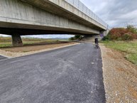 Zväčšiť fotografiu - Výstavba ďalšieho úseku cyklotrasy na považí výrazne pokročila - 20231016_110958(0)