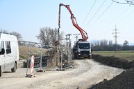 Zväčšiť fotografiu - Výstavba predposledného úseku vážskej cyklomagistrály napreduje rýchlym tempom