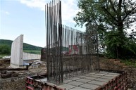 Zväčšiť fotografiu - Zhotoviteľ zakladá moderný cyklomost cez rieku váh - 20230522_TSK_236w