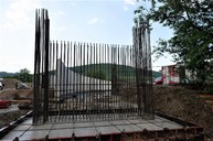 Zväčšiť fotografiu - Zhotoviteľ zakladá moderný cyklomost cez rieku váh - 20230522_TSK_239w