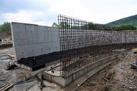 Zväčšiť fotografiu - Zhotoviteľ zakladá moderný cyklomost cez rieku váh - 20230522_TSK_240w
