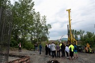 Zväčšiť fotografiu - Zhotoviteľ zakladá moderný cyklomost cez rieku váh - 20230522_TSK_243w