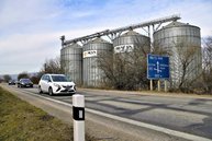 Zväčšiť fotografiu - Zmluva na rekonštrukciu „panelky“ podpísaná! - panelka-cesta-Trencin, zdroj TASR R. Stoklasa