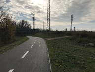 Zväčšiť fotografiu - Župa prosí verejnosť o pomoc. novú cyklotrasu poškodzuje vandal! - 063 - Nové Mesto nad Váhom, Cestný most II515 (CHÝBA SMEROVNIK)