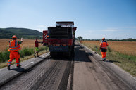 Zväčšiť fotografiu - Župa spustila súvislé opravy ciest v kraji, preinvestuje viac ako 3 mil. eur! - 20230703_Hradok_cesta_025w