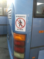 Zvýšiť bezpečnosť a predísť zbytočným zraneniam pomáhajú nové nálepky na autobusoch - IMG_20170213_123501