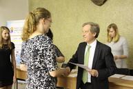 Francúzsky veľvyslanec na návšteve trenčína - 01_odovzdavanie vysvedceni fr.velvyslancom
