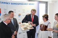 Od mája nový dvojmesačník o cestovnom ruchu - (2)Zupan uviedol noviny do životy zeminou z čachtického podzemia
